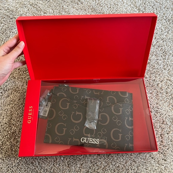 Guess Clutch NWT❤️ - Picture 9 of 10